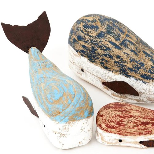 Ballena de madera pintada en tonos azul marino y blanco