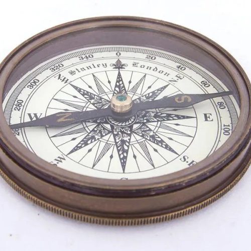 Brújula en estuche de cuero