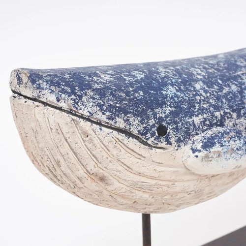 Ballena de madera envejecida con base
