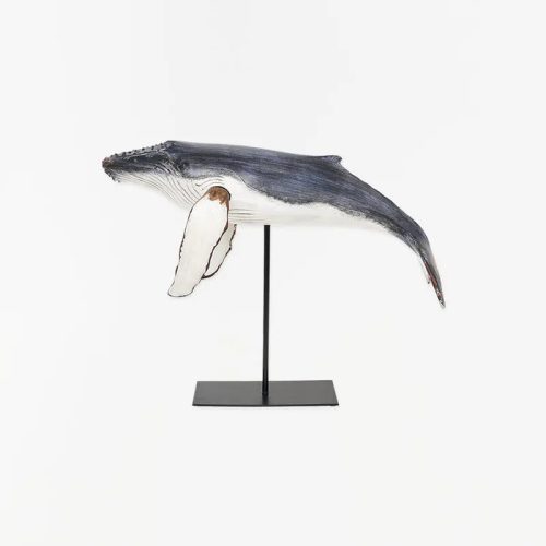 Ballena de resina con base de metal. 46×36 cm