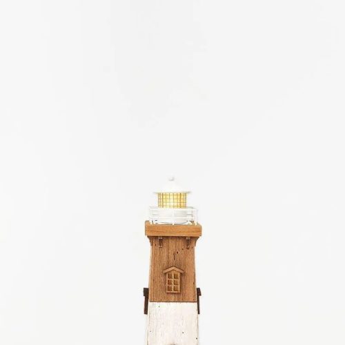 Faro de madera con Led interno