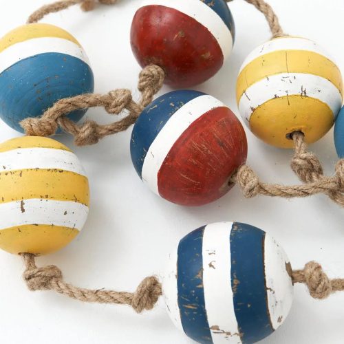 Guirnalda compuesta por ocho boyas de madera