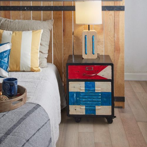 Mesita de noche de metal con banderas