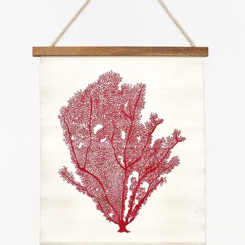Lámina de tela y madera para colgar con coral