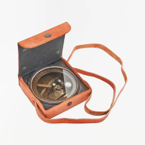 Brújula con estuche de cuero
