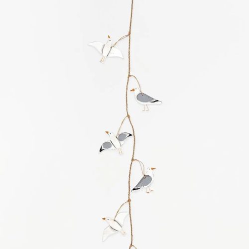 Guirnalda compuesta por seis gaviotas de madera