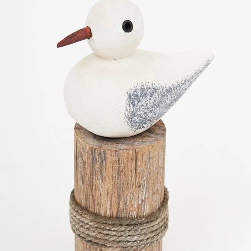 Pájaro de madera sobre tronco