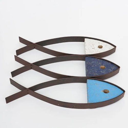 Peces de metal y madera