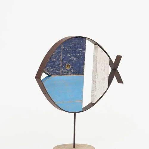 Pez de metal y madera con base