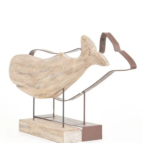 Ballena de madera con silueta de metal