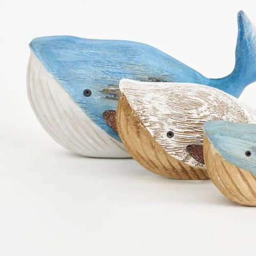 Ballena de madera y metal