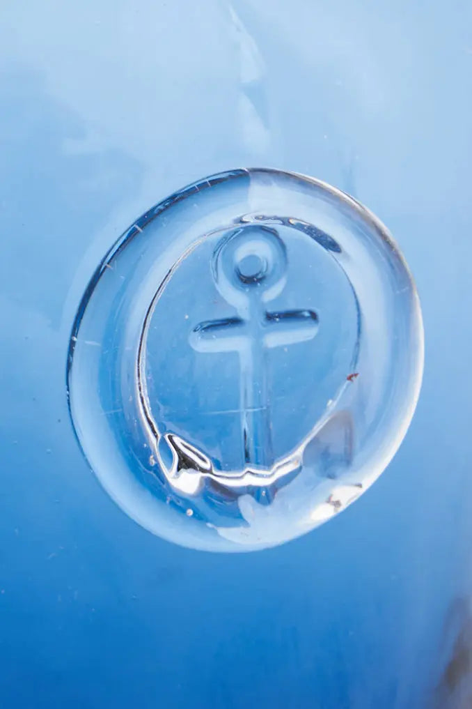 Botella de cristal con sello de ancla