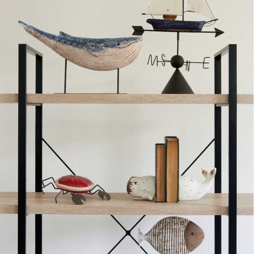 Pez blanco de madera con base