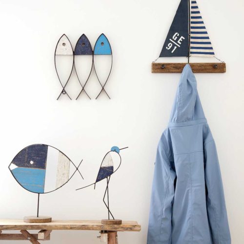 Peces de metal y madera