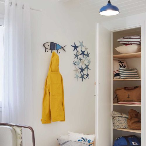 Perchero pez de metal y madera