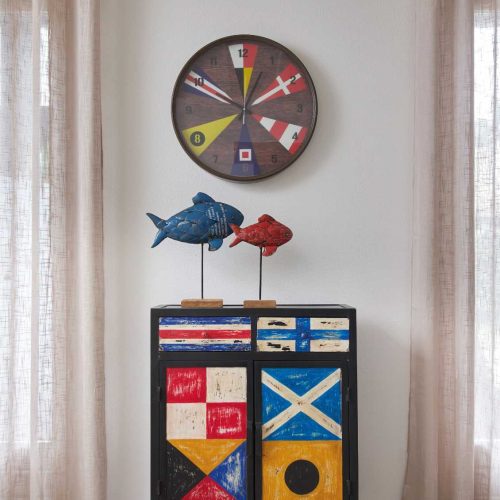 Pez de metal con base de madera