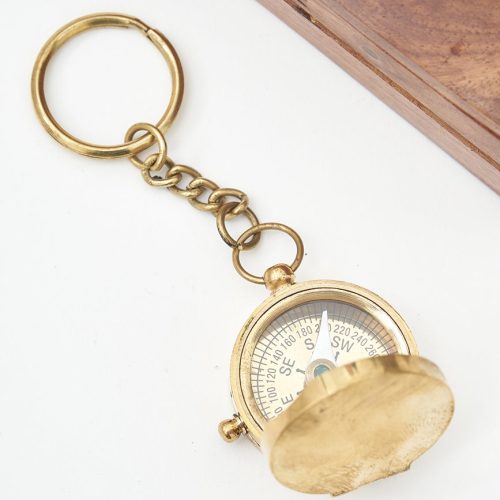 Caja con llavero brujula