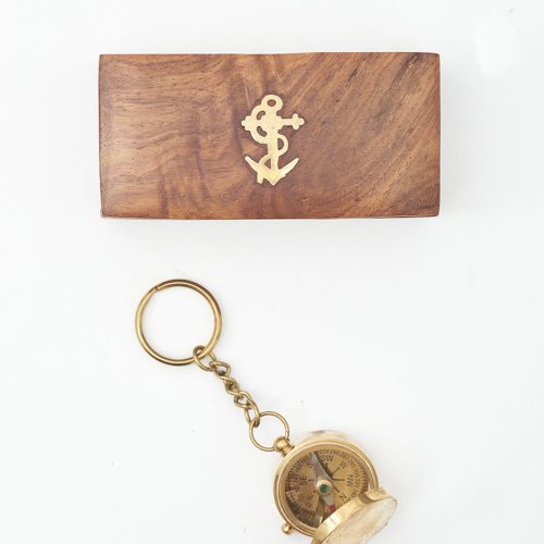 Caja con llavero brujula