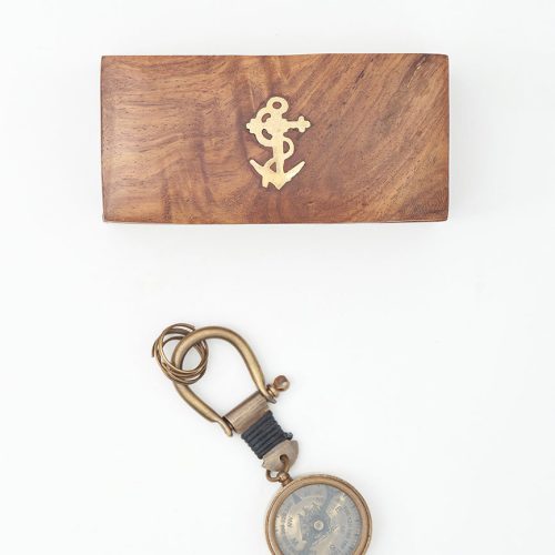 Caja con llavero brujula