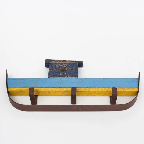 Barco de madera y metal