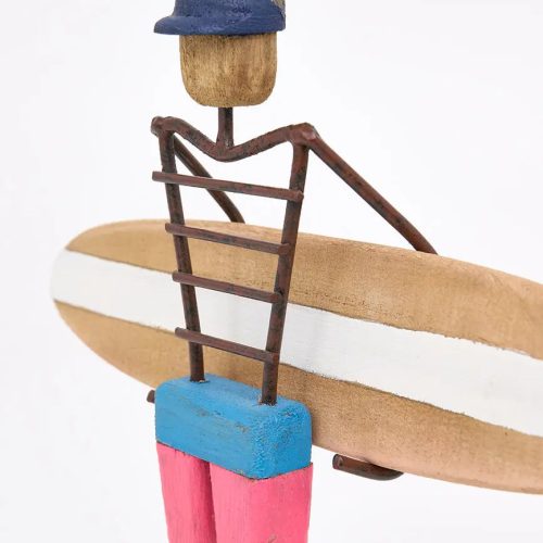 Surfer de madera y metal