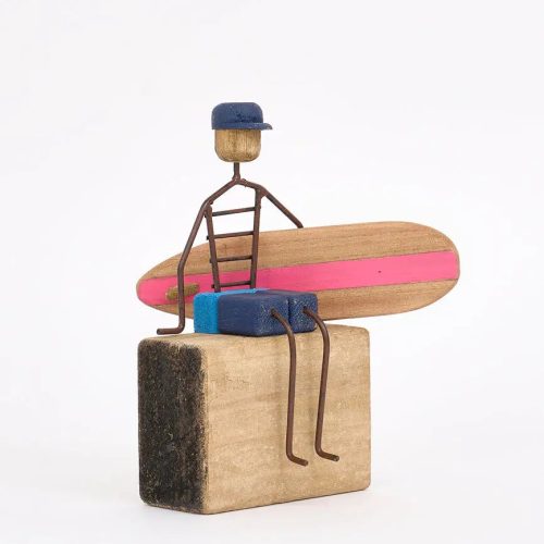 Surfer de madera y metal