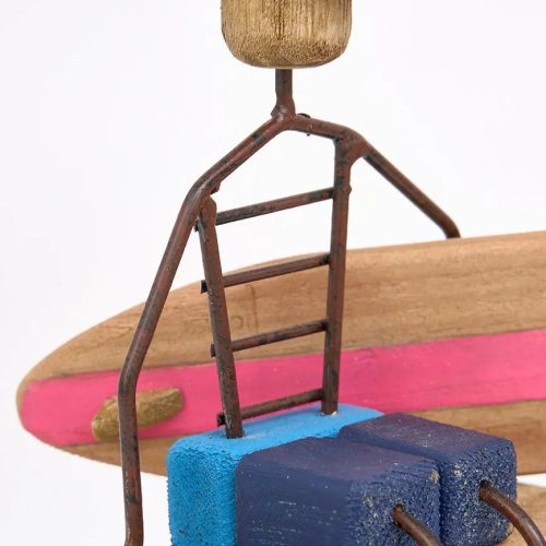 Surfer de madera y metal