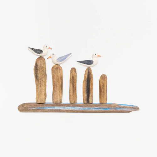 Pájaros sobre troncos