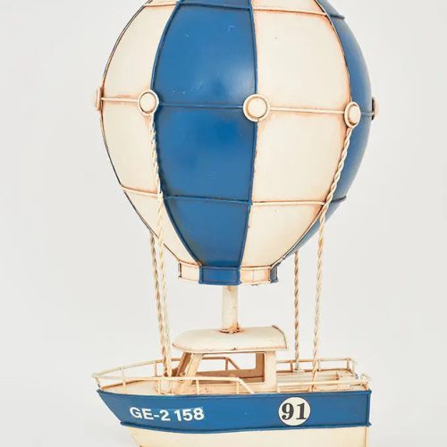 Globo con barca de metal