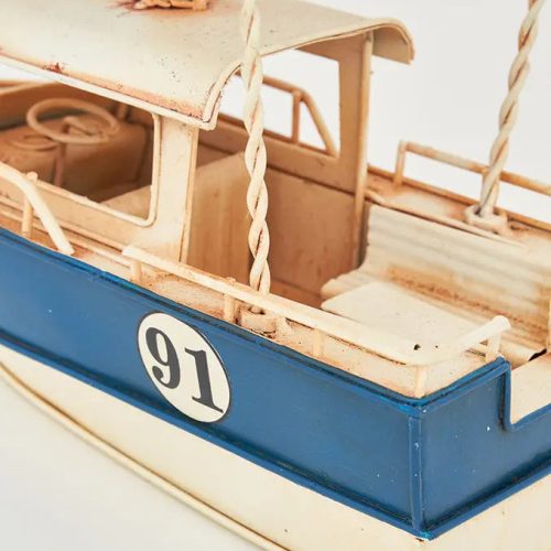 Globo con barca de metal