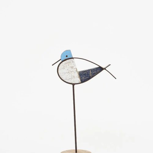 Pájaro de metal y madera