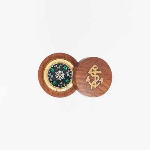 Brujula con base de madera