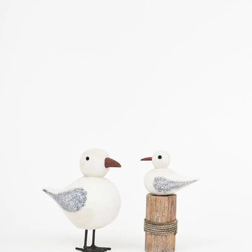 Pájaro de madera sobre tronco