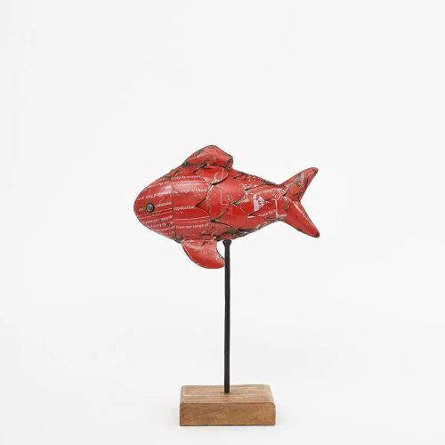 Pez de metal con base de madera